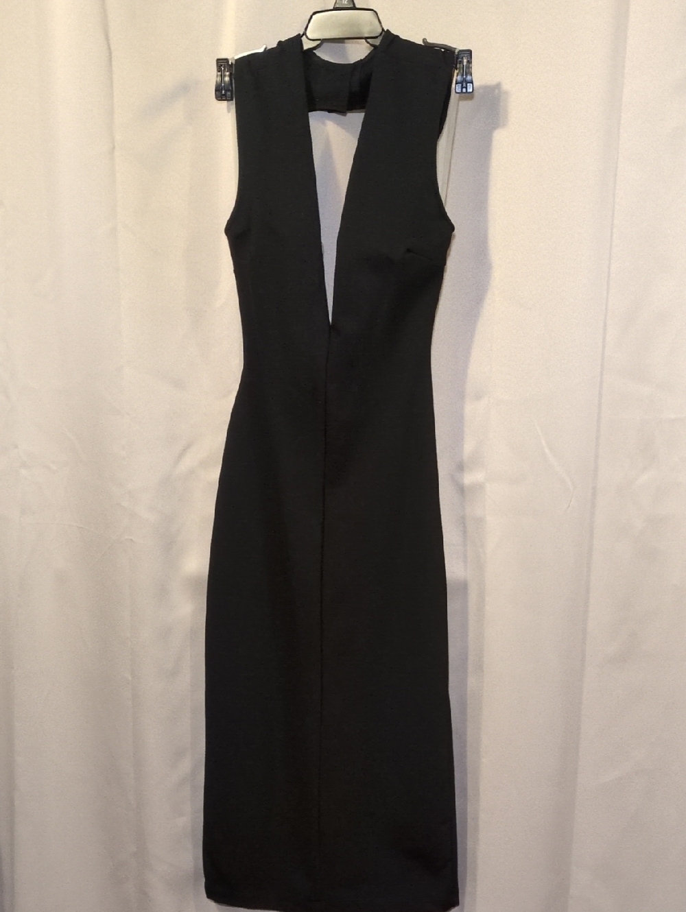 Windsor Black Sleeveless V-Plunge Midi Dress